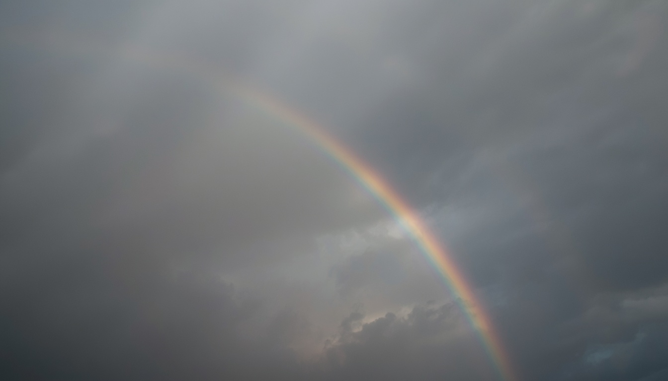 Grand ciel gris l&eacute;g&egrave;rement nuageux avec un arc-en-ciel l&eacute;ger d'en haut &agrave; gauche &agrave;&hellip;